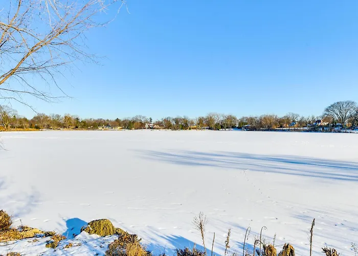 Family-Friendly Lake Home In Quiet Neighborhood *